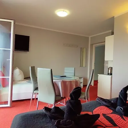 Cyklada, Grill, Sniadania, Jezioro,przystan,tawerna-200m, Park Linowy-400m, Centrum,aquapark-900m 住宿加早餐酒店 3*