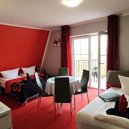 Cyklada, Grill, Sniadania, Jezioro,przystan,tawerna-200m, Park Linowy-400m, Centrum,aquapark-900m Bed and Breakfast