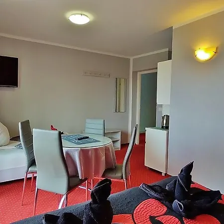 Cyklada, Grill, Sniadania, Jezioro,przystan,tawerna-200m, Park Linowy-400m, Centrum,aquapark-900m 住宿加早餐酒店 3*